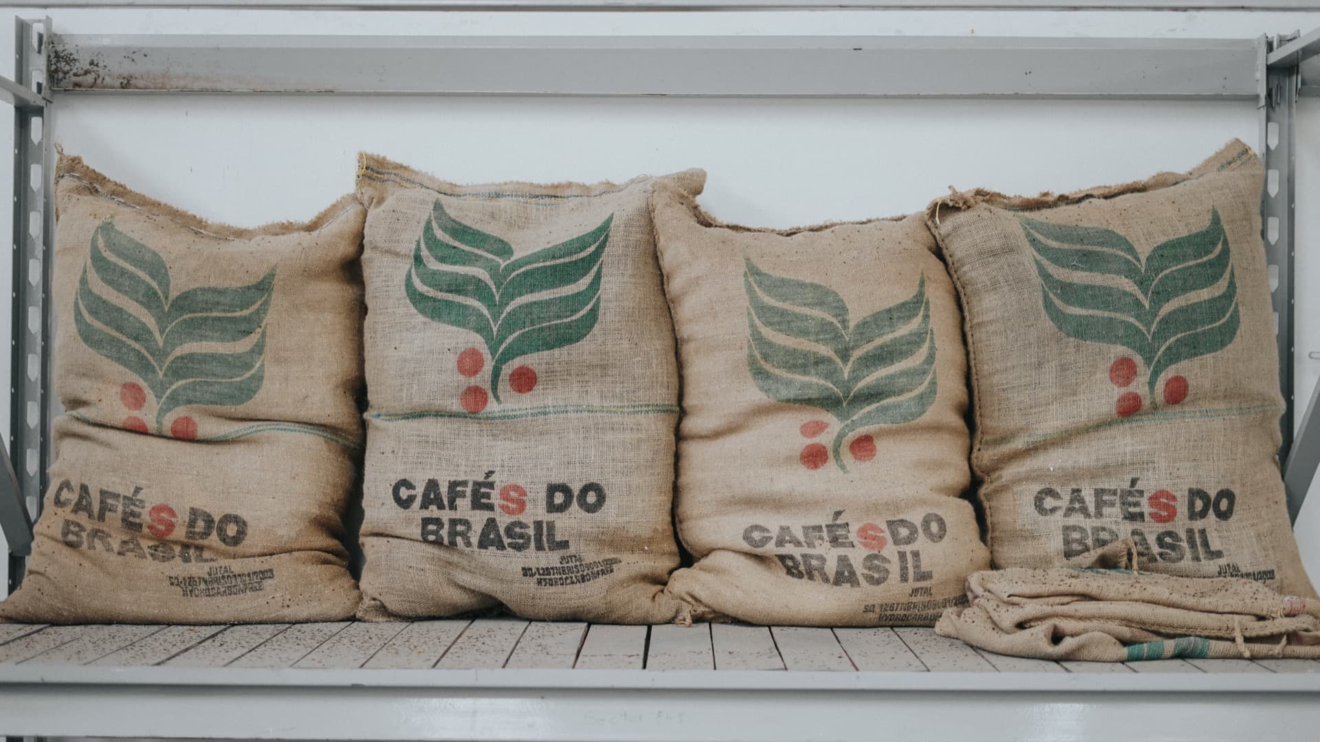 Sacos de yute con café verde de origen